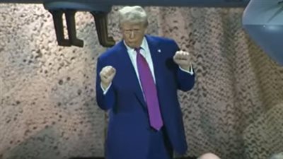 ترامب يفاجئ القوات الأميركية في قاعدة «العديد» بقطر ويؤدي رقصته الشهيرة