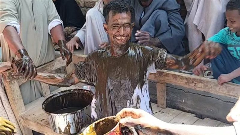 العريس يغرق في الحنه