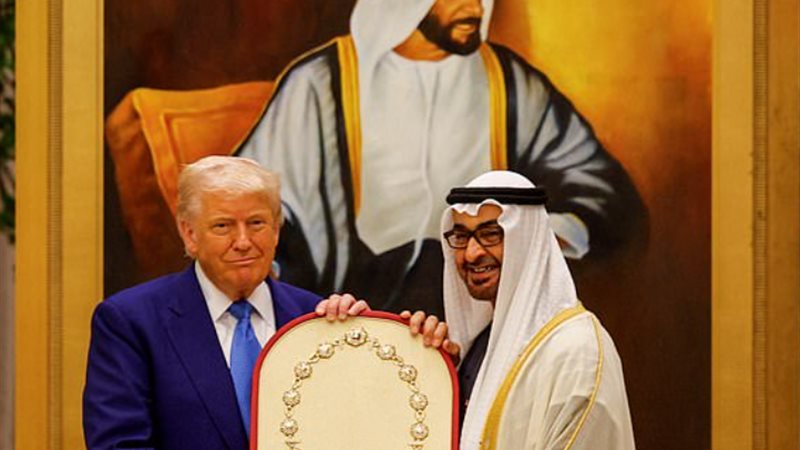 ترامب يتلقى وسام