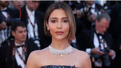 بفستان ضخم .. بلقيس فتحي تخترق قواعد الأزياء بمهرجان 