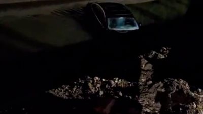 نجاة طبيب من الموت بعد سقوط سيارته في ترعة فرسيس بزفتي