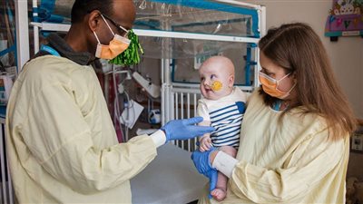 أمل جديد للأمراض النادرة : رضيع أمريكي يتلقى علاجًا بتقنية تعديل الجينات