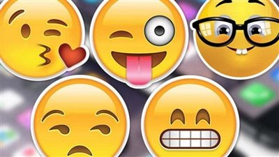 إيموجي بريء أم سخرية خفية؟.. الوجه المبتسم يثير الجدل بين الأجيال