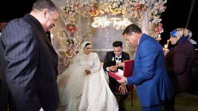 محافظ أسيوط يشهد حفل زفاف فتاة يتيمة ويوجه بتوفير كافة مستلزمات الحياة الكريمة