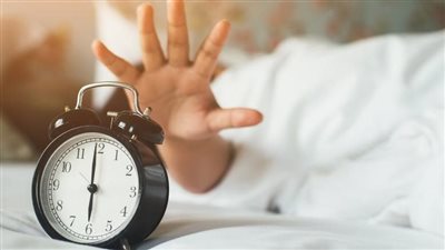 دراسة تحذر: المنبّه الصباحي يرفع ضغط الدم بشكل مفاجئ