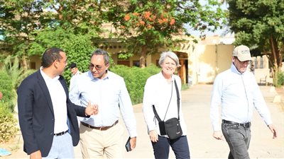 محافظ قنا يبحث مع فريق عمل حيّنا الموقف التنفيذي للمشروع وفرص تنمية السياحة 