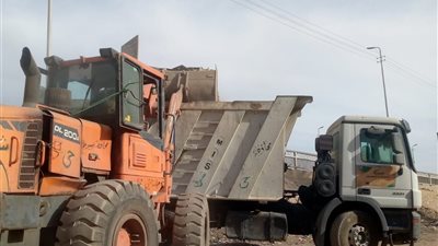 رفع 230 طنًا من التراكمات بجوار كوبري نزلة عبد اللاه بأسيوط 