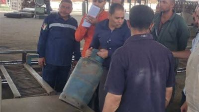 ضبط نقص في أوزان أسطوانات البوتاجاز المنزلية بأحد مصانع التعبئة بالمنيا| صور