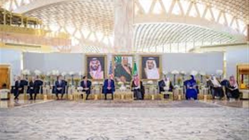 الوفد المرافق للرئيس