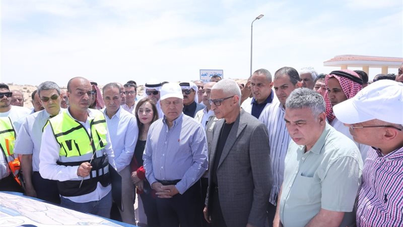 وزير النقل خلال الجولة