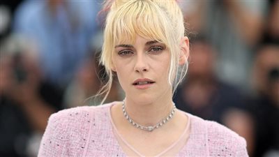 كريستين ستيوارت تخطف الأنظار في مهرجان كان 2025 بإطلالة وردية جريئة