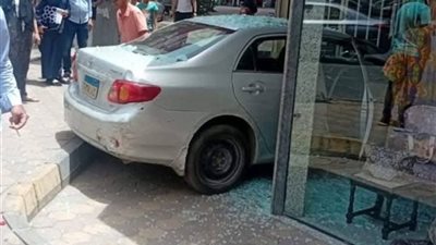 اختلت عجلت القيادة بيدها.. سيدة تقتحم محل تجارى بسيارتها في المهندسين 
