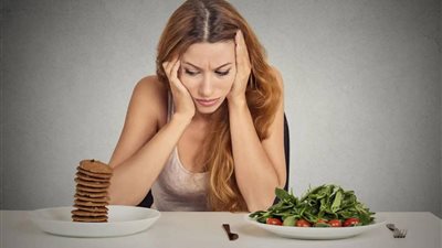 الفرق بين الجوع العاطفي والحقيقي: طرق ذكية للتفريق بين إشارات الجسد 