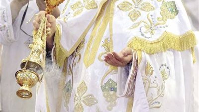 الشمامسة والكهنة والقساوسة.. تعرف على أبرز دلالات ملابس الكهنوت فى الكنيسة