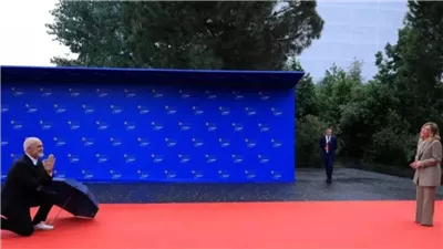 استقبال رومانسي.. رئيس الوزراء الألباني يستقبل ميلوني راكعاً على ركبته