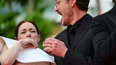 إيما ستون تتعرض للدغة نحلة على السجادة الحمراء في مهرجان كان 2025