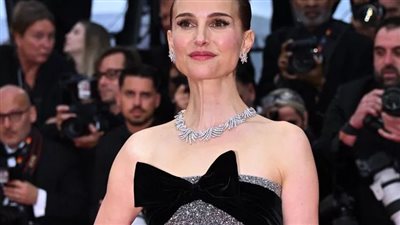 ناتالي بورتمان تتألق بفستان ديور في مهرجان كان السينمائي 2025