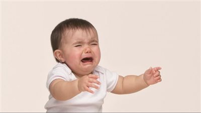 لماذا يبكي الرضيع دون سبب؟ 7 أسباب شائعة لبكاء الأطفال المستمر