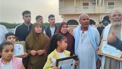 3 عمرات هدية عضو الشيوخ لابطال بنى سويف تقديرا لدورهما البطولي