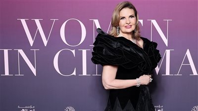 يسرا تتألق بفستان أسود أنيق في مهرجان كان السينمائي