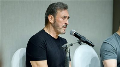 إطلالة شبابية لكاظم الساهر شبابية قبل حفله في أوبرا دبي