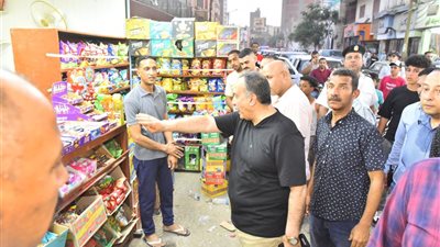 أغلق مطعما ووجه بتشديد الرقابة.. محافظ أسيوط يقود حملة موسعة لإزالة الإشغالات 