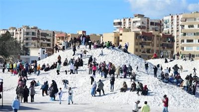 توافد المواطنين على جبال الملح بمدينة بورفؤاد واستمرار رحلات اليوم الواحد |صور