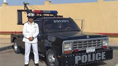 فلترفع القبعات.. ضابط مرور ينجح في إعادة الروح للسيارة 