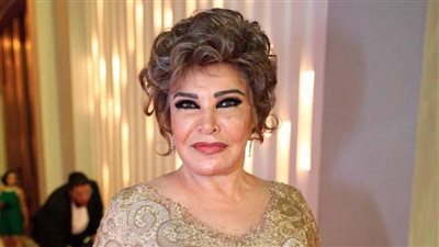 صفية العمري: كنت نفسي أخلف بنات.. ولبست ابني فساتين وهو صغير