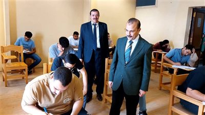نائب رئيس جامعة بنها يتفقد يتفقد الامتحانات بكليتى الحقوق والحاسبات  