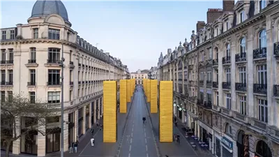 فنان يحوّل حاويات شحن إلى أعمدة ذهبية بالشوارع بمهرجان فييستا بفرنسا