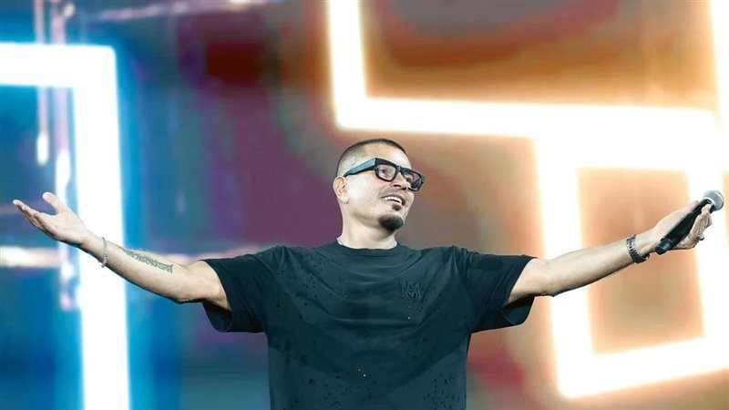 إطلالة عمرو دياب