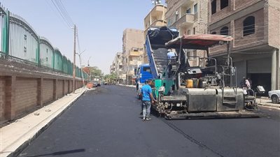 بالتعاون مع مديرية الطرق.. رصف شوارع جديدة بمدينة جرجا وسوهاج 