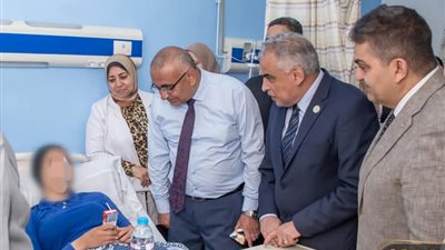 رئيس جامعة طنطا يطمئن على طالبات التربية الرياضية بعد تعرضهن لحالات إغماء 