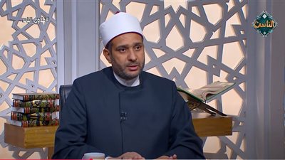 حسن اليداك يوضح الفرق بين سماع السورة وتلاوتها ويُبرز أجر قراءتها|فيديو