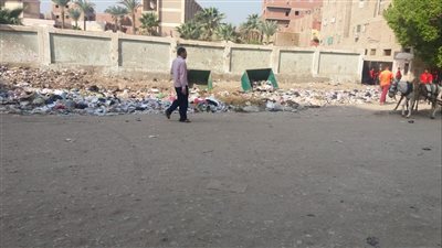 مقالب الزبالة تحتل شوارع بولاق .. والأهالي : مفيش فايدة والتكاتك بتسرق عيالنا 