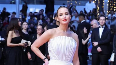 جينيفر لورانس تتألق بالأبيض في مهرجان كان 2025 أناقة ديور تلفت الأنظار 