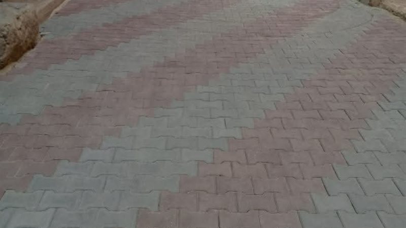 جانب من تركيب بلاط