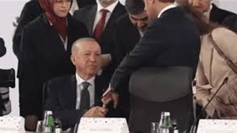 أردوغان يمسك إصبع