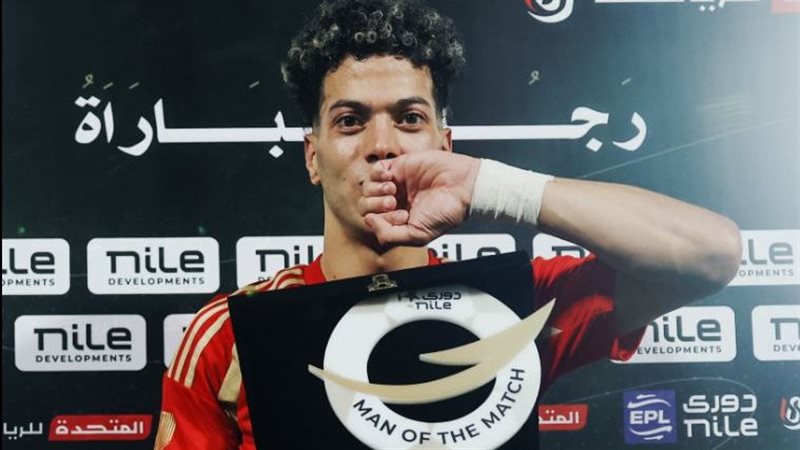 أمام عاشور يحتفل
