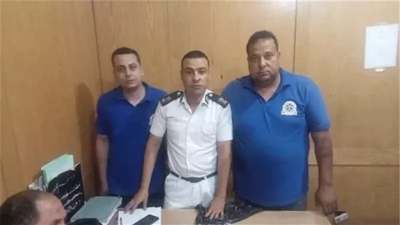 المسعفين خلال تسليمهما