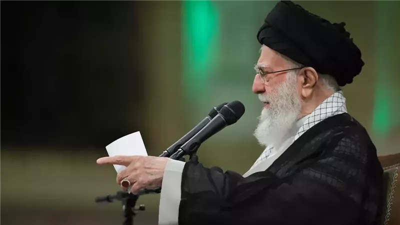 المرشد الإيراني يلقي